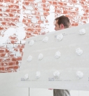 Auch gemauerte Wände können mit den Sanierboards ausgeglichen werden. Foto: Saint-Gobain Rigips GmbH
