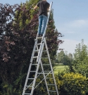 Mehrzweckleitern mit Leiterschuh sorgen für einen sicheren Stand. Foto: Günzburg Steigtechnik