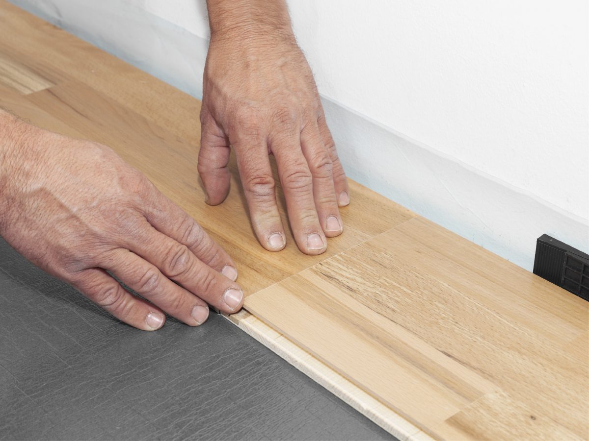 Zum Einklicken genügt ein kurzer Druck auf den Querstoß. Foto: Hamberger Flooring GmbH&Co.KG/HARO