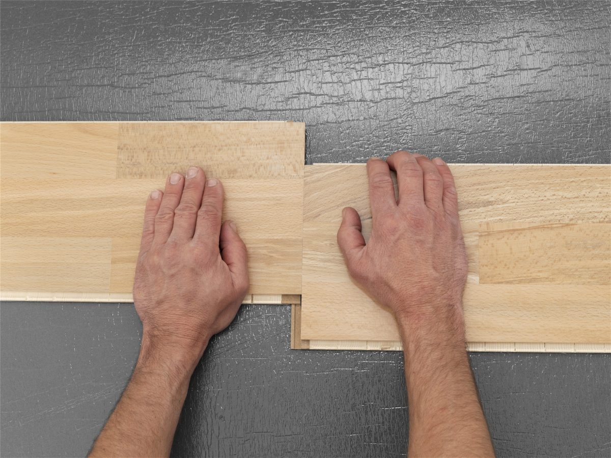Durch paralleles Auseinanderschieben kann das System wieder entriegelt werden. Foto: Hamberger Flooring GmbH&Co.KG/HARO