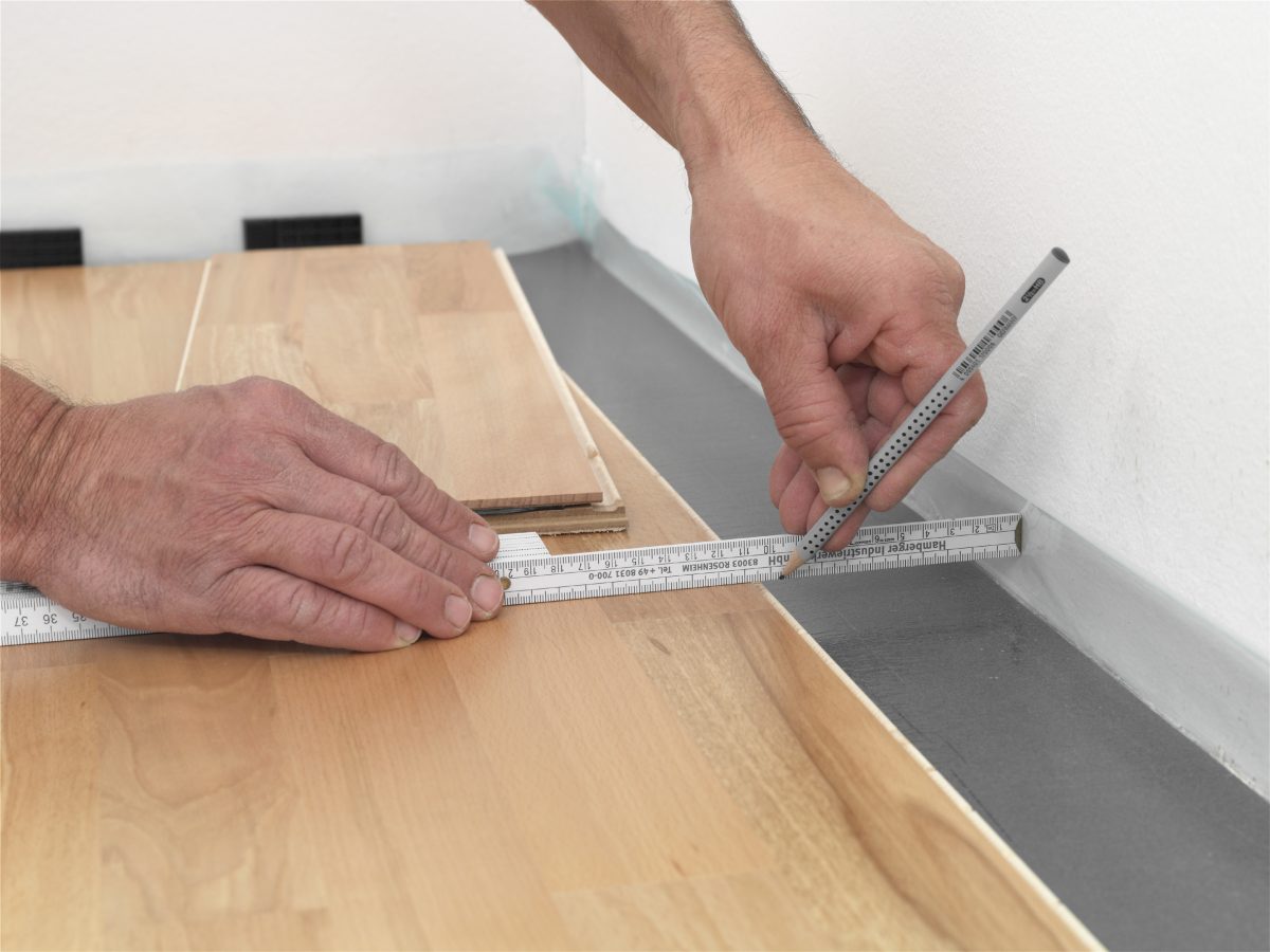 Für die letzte Reihe müssen die Paneelen zugeschnitten werden. Foto: Hamberger Flooring GmbH&Co.KG/HARO